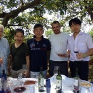 Un grupo de importadores de Japón y de Vietnam visitan la bodega.